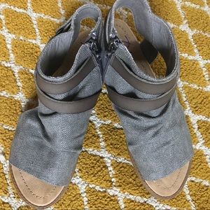 🐳LIKE NEW Size “9” Blowfish Sandals.🐳